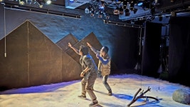 [거침없이 연극리뷰] 극단 죽죽의 검은 산, 탕진만이 쉬게 할 우리의 욕망·쓰레기의 끔찍한 귀환