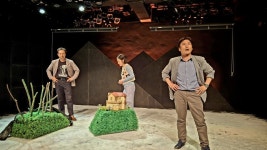 [거침없이 연극리뷰] 극단 죽죽의 검은 산, 탕진만이 쉬게 할 우리의 욕망·쓰레기의 끔찍한 귀환