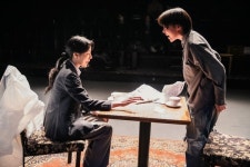 [거침없이 연극 리뷰] 가해자이자 피해자의 서사 흑백다방 1991…흑백처럼 구분될 수 없음의 긴장감