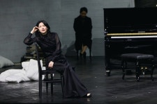 [거침없이 연극리뷰] 국민 대장금 배우 이영애 스타일 연기의 친절한 영애씨…LG아트센터 헤다 가블러