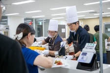 쿠팡풀필먼트서비스, 중복 맞아 평택1·2센터에 삼계탕 배식