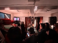 [거침없이 연극리뷰] 이태원 보광떡방앗간, 사라져가는 것에 대한 커뮤니티 축제…다 함께 테크노로 떡사랑사랑같이자유기념박수