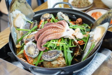 ’우도 맛집’, 제주도 우도 해녀식당에서 해녀가 갓 잡은 해물을 맛보다.