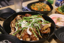 인천 효성동 맛집 ‘마왕족발’, 오븐에 네 번 구운 차별화된 족발과 특제소스 선보여