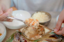 안면도 맛집 ‘시골밥상’ 봄철 암꽃게로 끓여내는 맛있는 게국지를 즐길 수 있어 인기