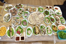변산반도 맛집 부안 현정이네횟집, 신선한 횟감으로 단체 손님들 사로잡아