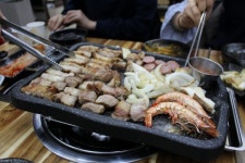 효리네민박 촬영지 ‘월정리 그때그집’, 쫀듯한 흑돼지구이와 가성비 좋은 흑돼지김치찌개전골 인기