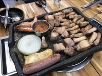 직원이 직접 구워 더 맛있는 흑돼지구이, 효리네민박맛집 “월정리 그때그집”