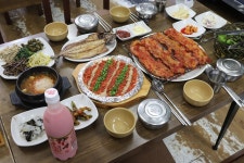 문경 맛집 문경식당, 오미자 양념의 약돌돼지구이로 유일무이 자리매김