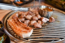 “신선한” 흑돼지 농가 직영! 표선해수욕장 흑돼지 맛집… ‘제주흑돈세상수라간 표선점’