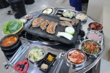 효리네민박맛집 ‘한림 그때그집’, 사장님만의 초벌구이 비법으로 구운 쫀득한 흑돼지구이 맛볼 수 있어