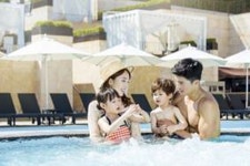 호텔 야외 수영장에서 즐기는 가을철 물놀이호텔업계, 가을에도 야외 수영장 운영해