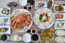 속초동명항횟집 ‘돌섬대게횟집’, 바다 바라보며 즐기는 대게·킹크랩·회··· 풍성한 상차림 이목