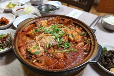 “가을여행” 서귀포 정방폭포 근처 맛집 ‘남궁미락’… 매력있는 향토음식 선보여