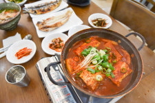 천혜의 제주시 도민 갈치조림 맛집? ‘신옛촌 제주점’… 가을여행 단체 손님들의 만족도 높여
