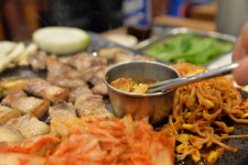 “쾌적한 공간의 식사” 제주공항 근처 흑돼지거리 맛집… ‘돈향기’, 매력적인 향토음식 선사해