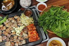 제주 표선 사려니숲길 흑돼지 맛집? ‘탐라흑돈정육식당’… 직접 키운 미나리가 맛있는 정육식당