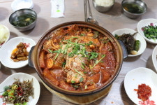 “위트있는” 서귀포 모임장소 횟집… ‘남궁미락’, 갈치회와 갈치조림 등 다양한 갈치요리 선사