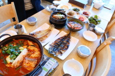 제주 카멜리아힐 갈치조림 맛집 ‘신옛촌 본점’… 가성비 좋은 “참 제주의 갈치요리” 선사해