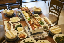 제주도 중문관광단지 맛집 ‘색달식당 중문본점’ 통갈치조림으로 관광객들의 발길을 사로잡다.