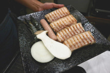 담백하고 쫄깃한 제주 흑돼지구이와 뜨끈한 흑돼지김치찌개 맛보고 싶다면? 제주 함덕 맛집 ‘함덕 그때그집’