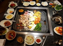 “돌판”으로 유명한 잠실새내맛집, 손님들 인기끌어.