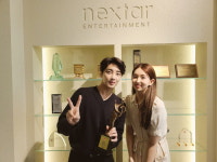 “심장이 쿵쾅, 볼이 발그레” 황윤성, 케이시 ‘찐 팬’ 인증…다정한 포즈로 ‘훈훈함 UP’