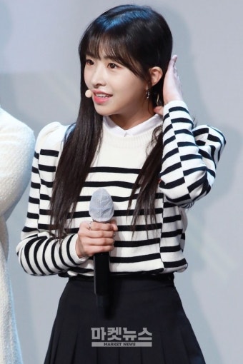 [포토] '부천국제애니메이션페스티벌' 에이프릴 김채원, '머리 정리 좀 할게요~'