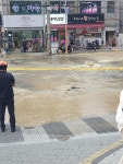 [1보] 부산 사하구 하단동 동아대 앞 도로 물바다...교통통제 중