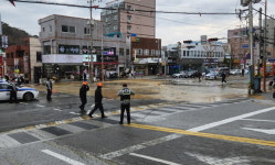 [2보] 부산 동아대 앞 도로 물바다 상수도 파열 추정…교통 통제