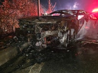 김제서 승용차 인도 들이받고 전소…인명 피해 없어