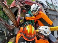 영월 남면 도로서 버스 대 27톤 트럭 충돌, 5명 중경상