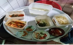 경악 먹다 남은 반찬 모아 다시 손님상에