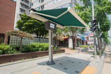 횡단보도에서 햇볕 피하세요…양천구, 스마트 그늘막 설치