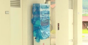 방치된 부안 곰소 스마트 복합쉼터…깨지고 녹슬어