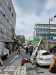 인천서 공사 중 크레인 전도…1명 부상·차량 3대 파손