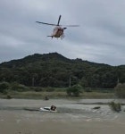 승용차로 하천 건너다 물에 휩쓸려…헬기 이용해 구조