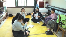 할머니 저희 왔어요! 어르신 살피는 동네 손주들