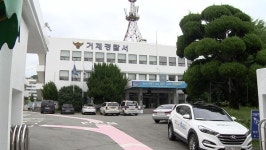 거제 일운면서 SUV 차량 전복…시민들이 운전자 구조