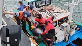 거제서 갯바위 낚시하다 바다로 추락한 50대 구조