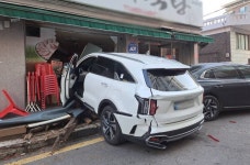 의정부 가능동 식당에 승용차 돌진…급발진 주장