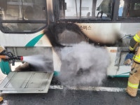 진주 계동 달리던 시내버스 불…승객 모두 대피