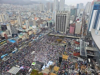 부산역 광장서 탄핵 반대·대통령 석방 촉구 대규모 집회 열려