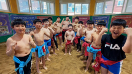 [달려라경남체육] 모래 위 한판 마산 교방초·북성초 씨름부