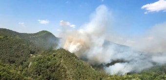 대구 북구 함지산 산불…헬기 11대 투입 진화중