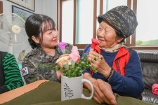 공군 제 8비 부사관단  지역 주민에 카네이션 전달
