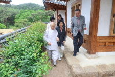 설난영 여사, 진관사 ·은평노인종합복지관 방문