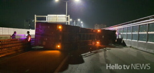사상구 관문대로 트레일러 전복사고…한때 도로 통제로 혼잡