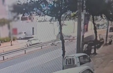 부산 기장대로서 차량 3중 충돌…4명 부상, 차량 전복