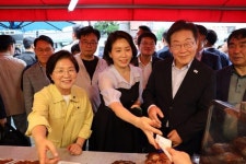 이재명 대통령 내외, 은평구 연서시장·진관사 방문